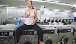 Домохозяйка испытала дикий оргазм сидя клитором на стиральной машине в прачечной