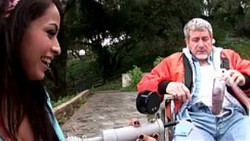 Медсестра на прогулке накачала помпой член инвалиду в коляске и увеличила в два раза его размер