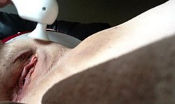 Вакуумным вибратором мастурбирует лысую пизду с впалыми половыми губами