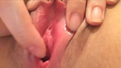 Ласкает пальцами клитор, раздвигая по сторонам половые губы малые и тычет во влагалище