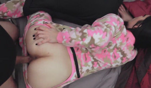 Трахает дочь раком на кровати, отстегнул ночную пижаму на жопе