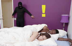Грабитель в маске был удивлен, когда увидел хозяев спящими дома во время отпуска