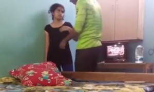 Парень из Бангладеша решил снять домашнее видео, но молодая индианка явно не в восторге от затеи