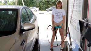 Отчаянная россиянка без стеснения сняла трусы с шортами и голая на оживленной автомойке мыла машину