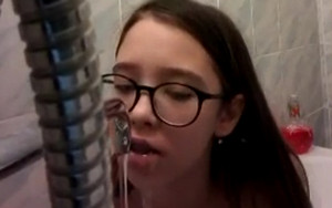 18-летняя девчушка из Новгородской области купается в ванной и записывает себя на камеру